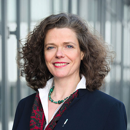 Portraitbild von Prof. Dr. Isabel Kuperjans Geschäftsführende Direktorin der FH Aachen und Mitglied des Wissenschaftlichen Beirats der Modellfabrik Papier.
