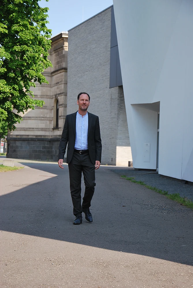 Peter Bekaert als Geschäftsführer der Modellfabrik Papier vor dem Papiermuseum in Düren.