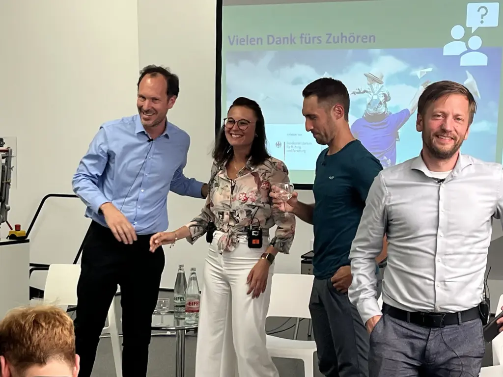 Gruppenbild auf Peter Bekaert, Laura Albrig und Dr. Dominic Laaf der Modellfabrik Papier und Winfried Kranz-Pitre Geschäftsführer der WIN.DN in Düren beim Museumsdialog im Papiermuseum Düren mit der Modellfabrik Papier (MFP).