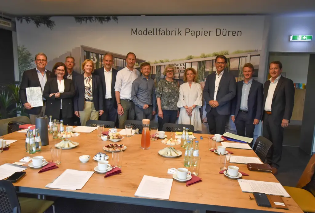 Gruppenbild aller Beteiligt aus Wissenschaft und Industrie sowie der WIN.DN Düren beim Besuch der Wirtschaftsstaatssekretärin Silke Krebs bei der Modellfabrik Papier.