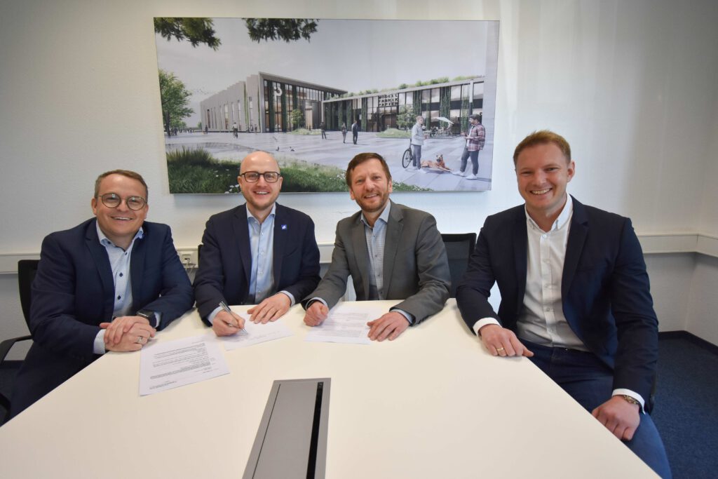 Vertragsunterzeichnung für den Neubau der Modellfabrik Papier