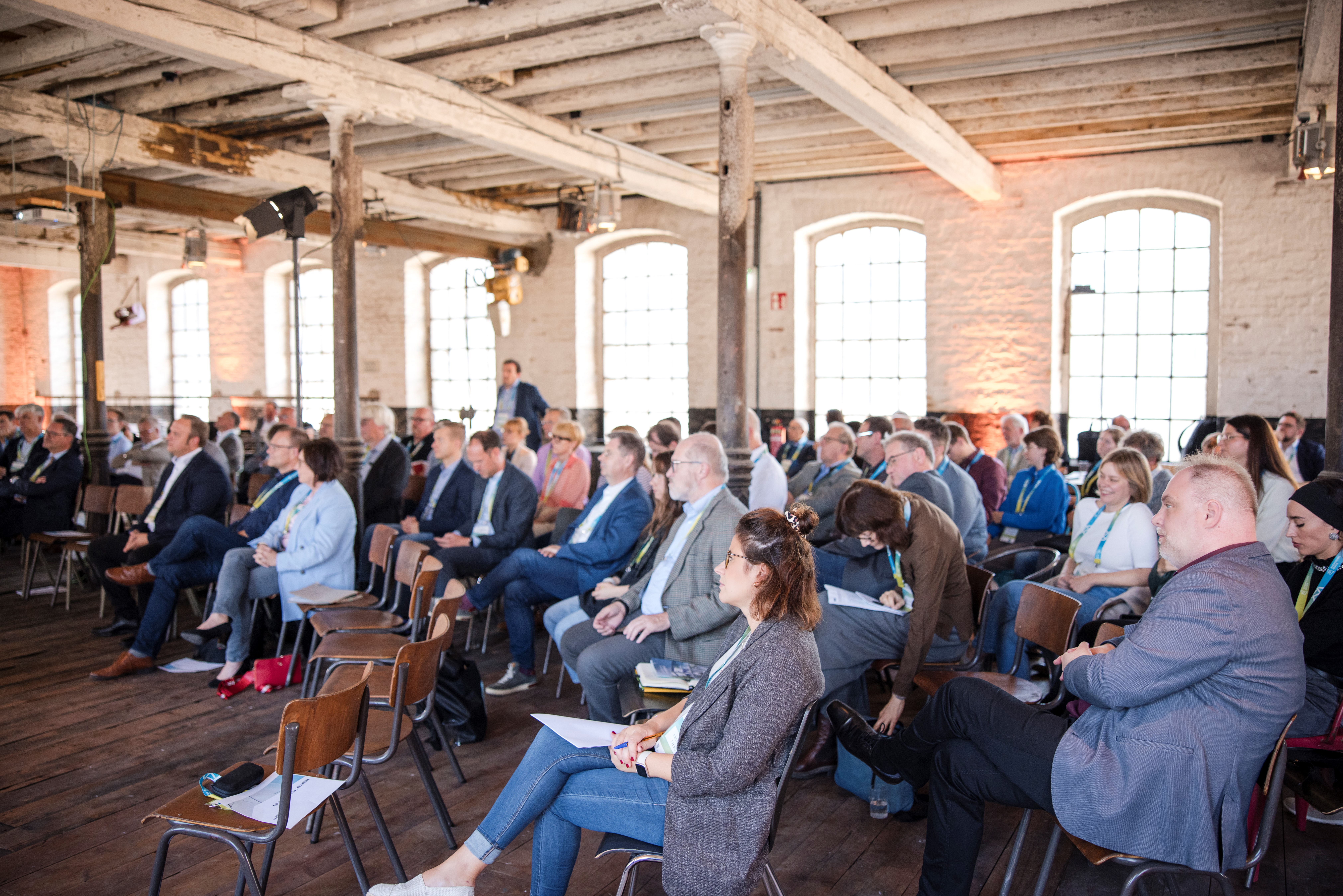Gut besetztes Plenum bei der Fachkonferenz Papier.