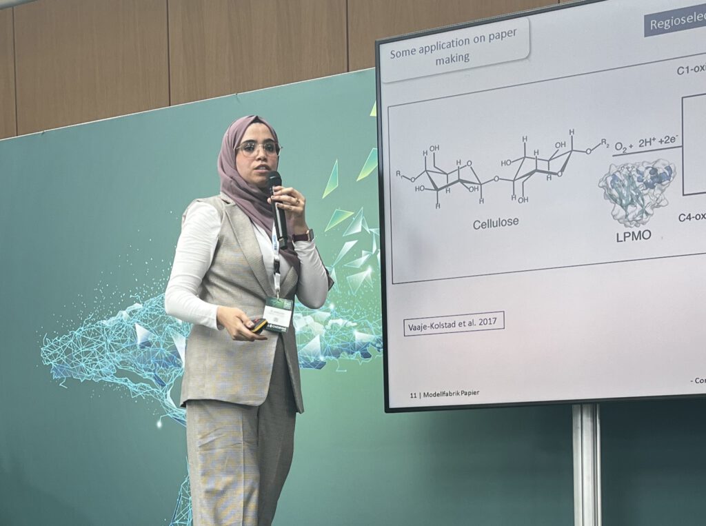 Dr Jihène Jerbi stellt beim Science Flash Computational Chemistry Anwendungen in der Papierforschung vor