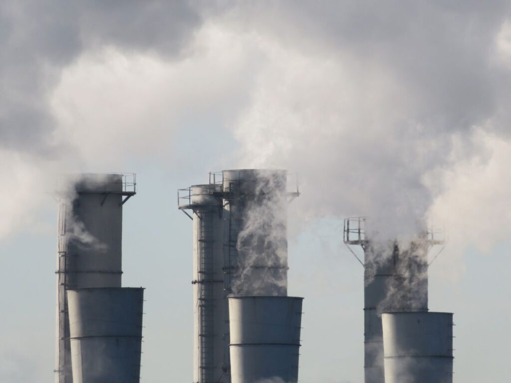 Papierfabriken stoßen beim Papiertrocknen Energie in Form von Dampf aus.