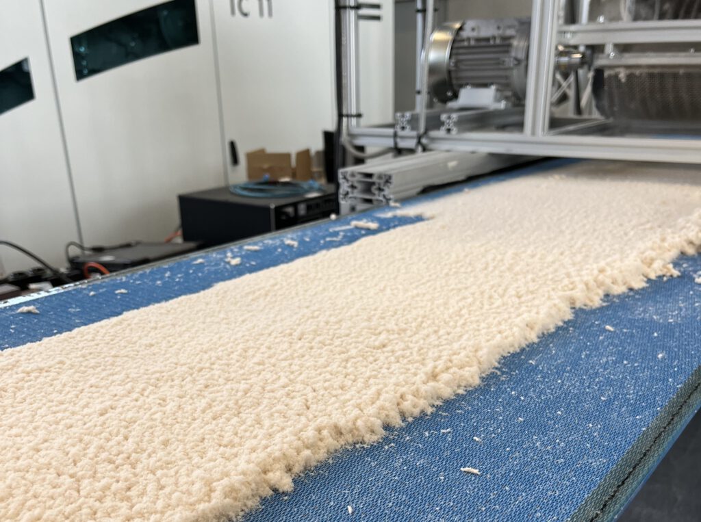 Bei der trockenen Vließlegung werden trockene Fasern per Luftstrom abgelegt.