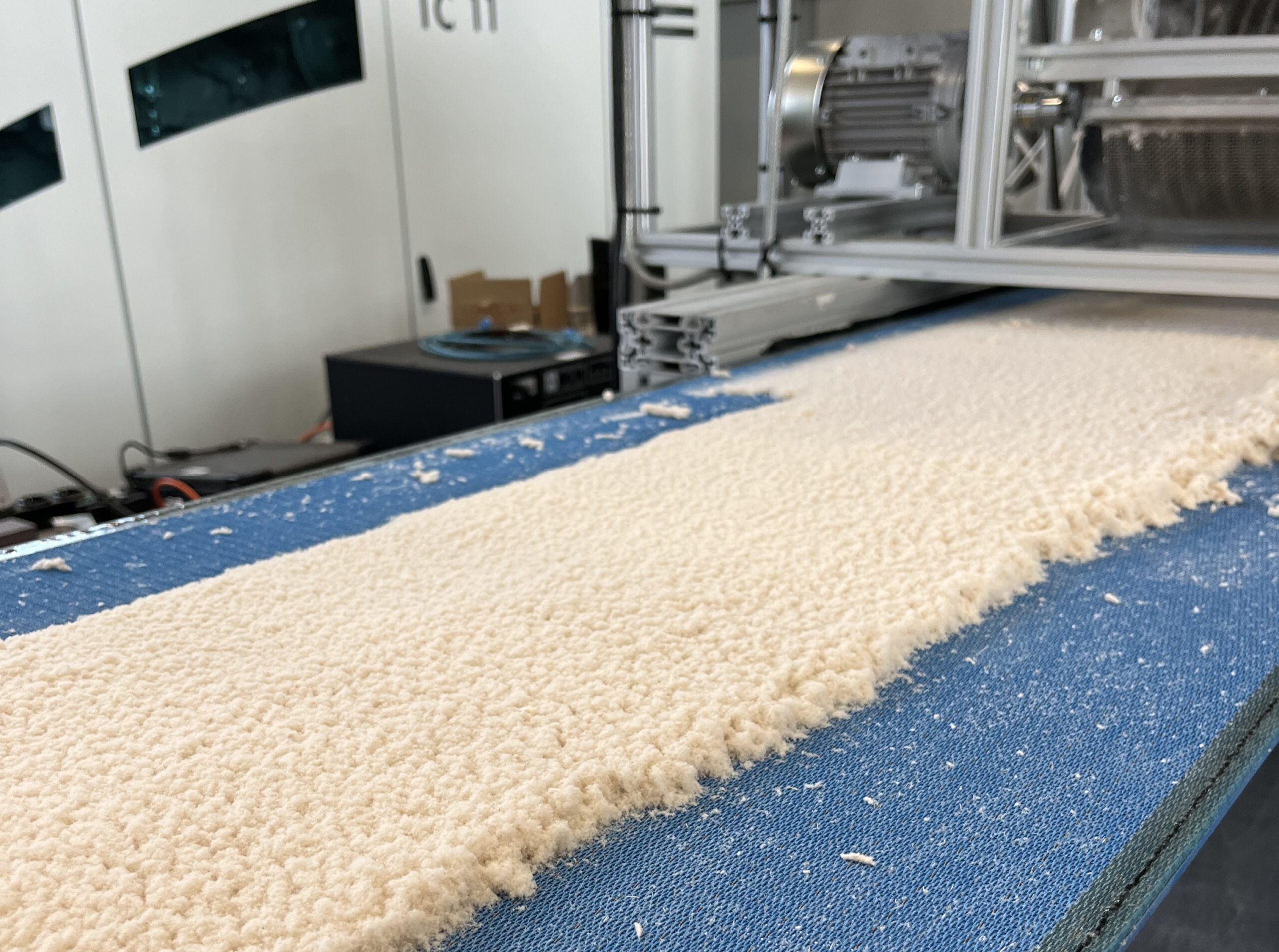 Bei der trockenen Vließlegung werden trockene Fasern per Luftstrom abgelegt.