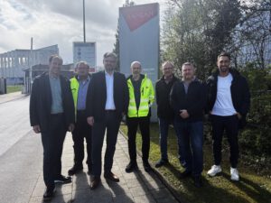 v.l.n.r. Peter Bekaert (Geschäftsführer MFP), Thomas Felske (Leiter Technologie KANZAN), Andreas Euler (Geschäftsführer KANZAN), Joachim Küster (Werksleiter KANZAN), Heinz Moritz (Leiter Papierer-zeugung KANZAN), Walter Grasmeier (Leiter Papierveredelung KANZAN) und Dominic Laaf (Vernet-zungsmanager MFP).