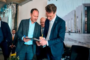 Unterschrift zum Richtfest auf erstem Forschungspapier.