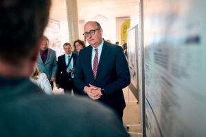 Matthias Hauser, Staatssekretär im Bundesforschungsministerium in der Wissenschaftssausstellung.