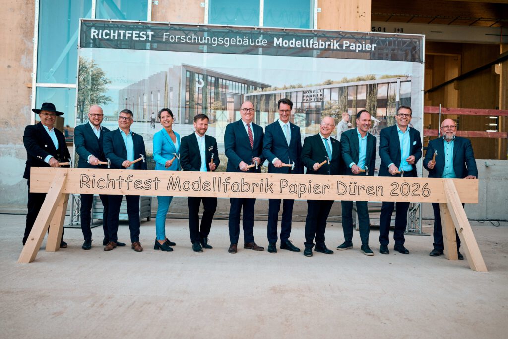 Symbolischer Hammerschlag zum Richtfest