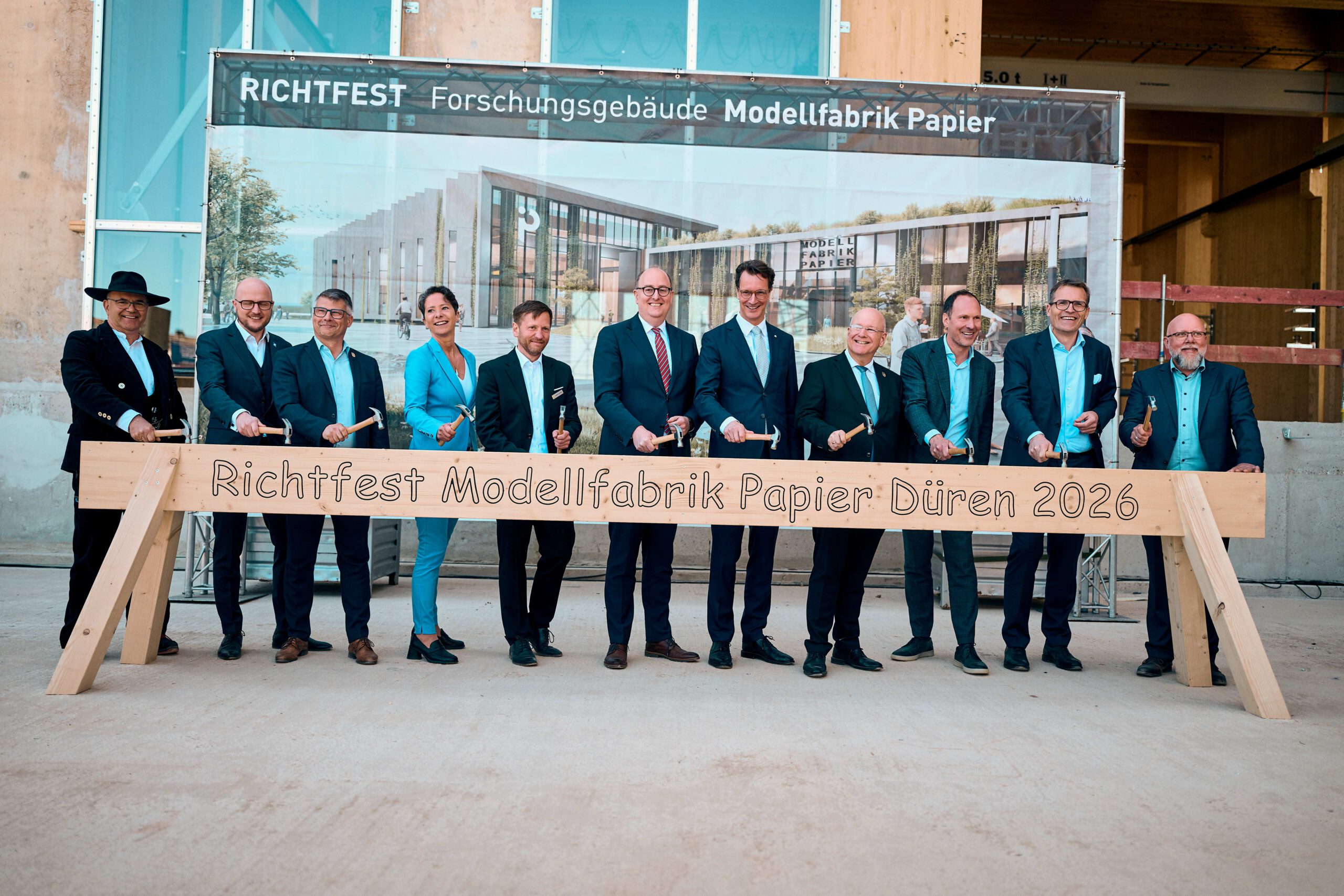 Symbolischer Hammerschlag zum Richtfest