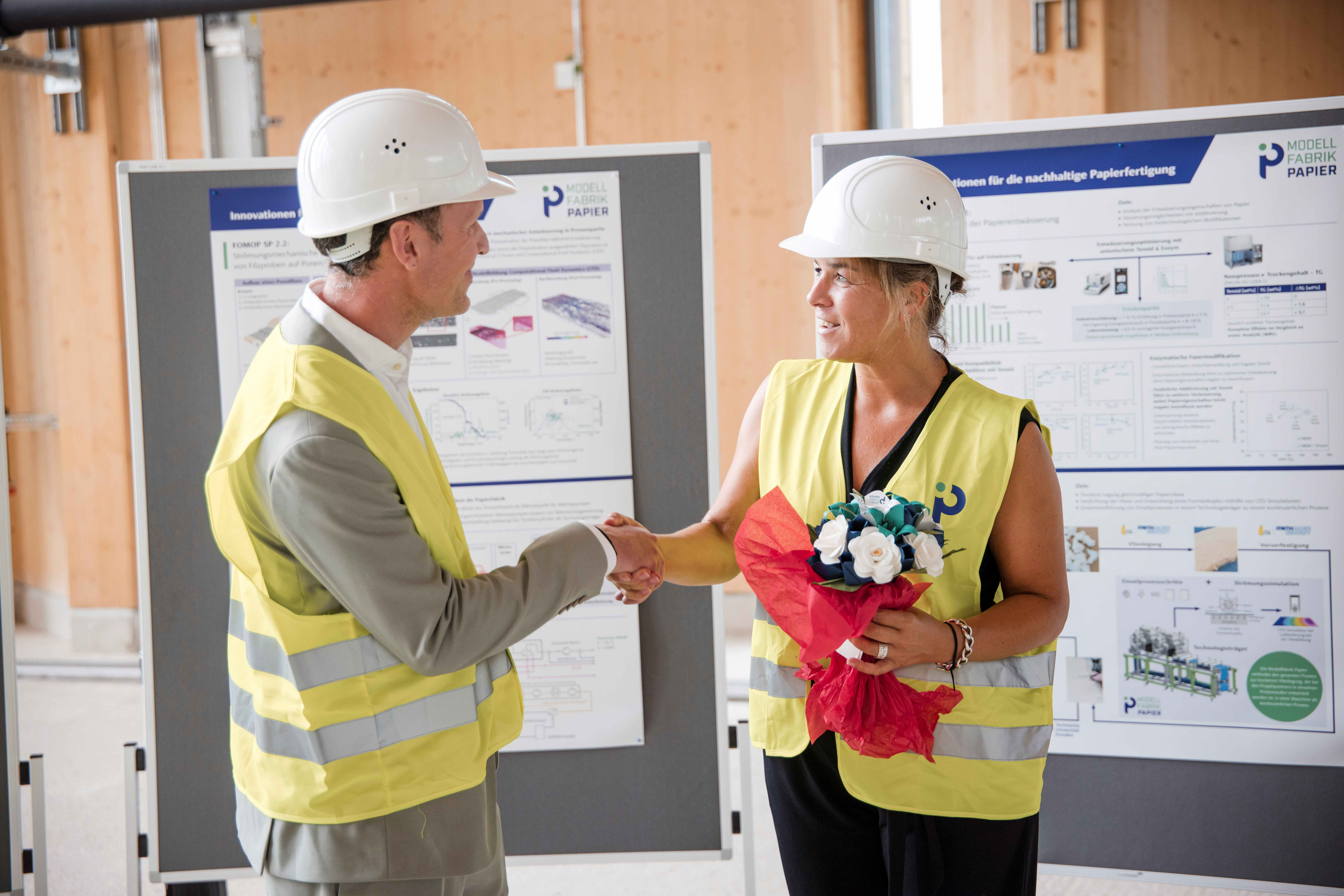 Blumen aus wasserlos hergestelltem Papier: Forschung zum Anfassen