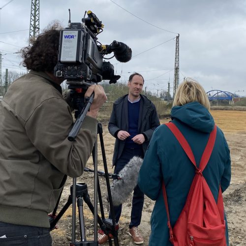 Peter Bekaert im Interview mit einer WDR-Journalistin und einem Kameramann vom WDR