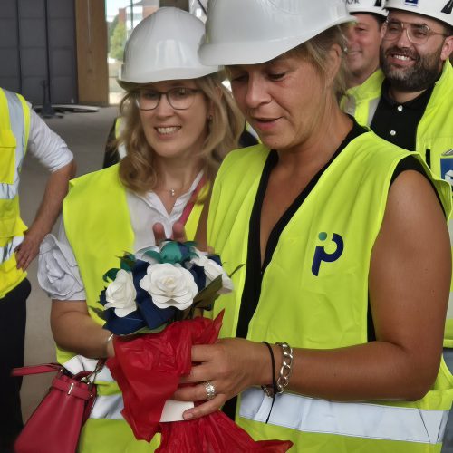 Papierblumen für die Ministerin aus trocken gelegtem Papier: Forschung zum Anfassen