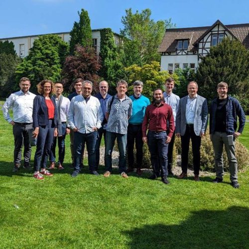 Gruppenfoto der Verbundpartner im Forschungsprojekt FOREST unter dem Schirm der Modellfabrik Papier