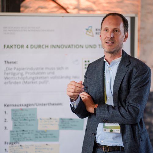 Peter Bekaert, Geschäftsführer der MFP, moderiert die Gruppendiskussion.