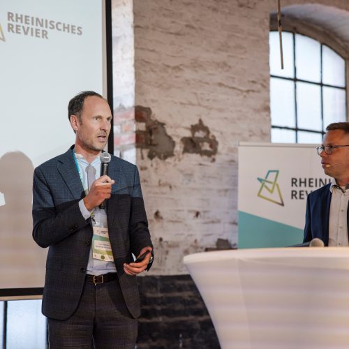 MFP-Geschäftsführer Peter Bekaert trägt die Workshop-Ergebnisse vor.