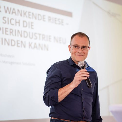 Gerhard Hochstein, Branchenkenner und Experte in der Papierindustrie, war Keynote-Speaker bei der Fachkonferenz Papier der ZRR.