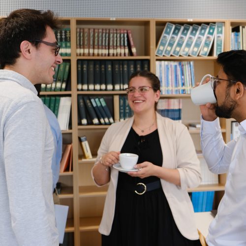 Forschungsgruppenleiterin Jimena Martinez Diaz mit Teamkollegen