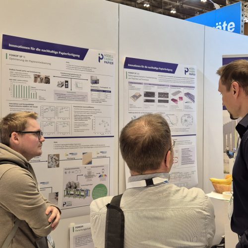 Fachgespräche am Stand der Modellfabrik Papier