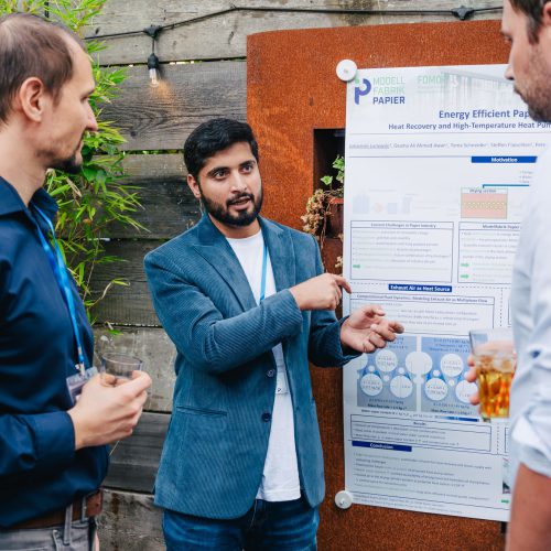 Osama Ali Awan von der Modellfabrik Papier präsentiert sein Poster zur Hochtemperatur-Wärmepumpe.