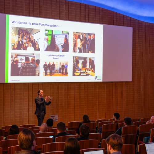 Beginn des dritten FOMOP-Jahrestreffens