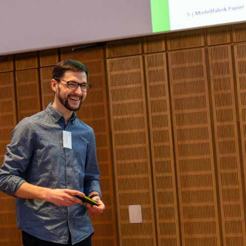 Forschungsgruppenleiter Dr. Jan-Lukas Schäfer beim Vortrag