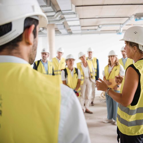 NRW-Wirtschaftsministerin Mona Neubaur beim Rundgang durch den Neubau der Modellfabrik Papier