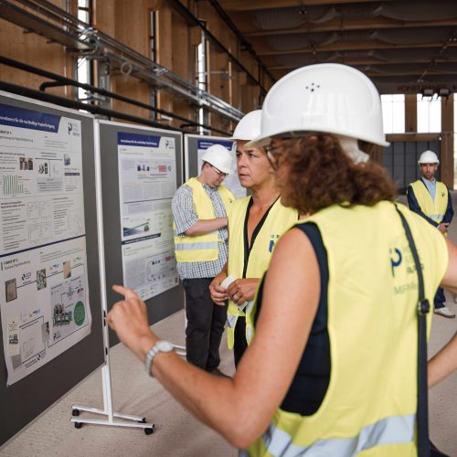 Mona Neubaur erhält Einblicke in die Forschungsarbeit der Modellfabrik Papier