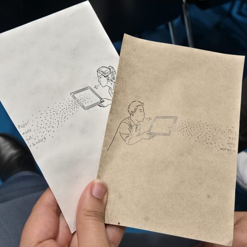 Die ersten Forschungsergebnisse sind greifbar: trocken gelegtes Papier.