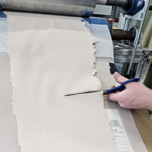 Trocken gelegte Papierbahn nach der Vorverfestigung.