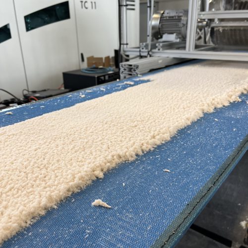 Bei der trockenen Vließlegung werden trockene Fasern per Luftstrom abgelegt.