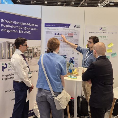 Gespräche am Stand der Modellfabrik Papier