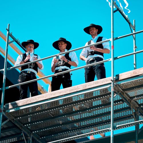 Der Polier spricht den traditionellen Dank- und Segensspruch beim Richtfest der Modellfabrik Papier.