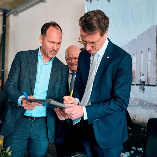 Unterschrift zum Richtfest auf erstem Forschungspapier.