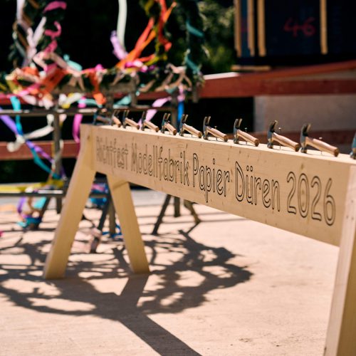 Zur Tradition gehört der symbolische Einschlag des letzten Nagels.