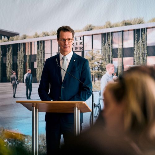 Hendrik Wüst ist Ehrengast beim Richtfest der Modellfabrik Papier in Düren.