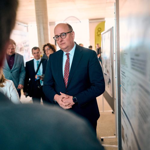 Matthias Hauser, Staatssekretär im Bundesforschungsministerium in der Wissenschaftssausstellung.