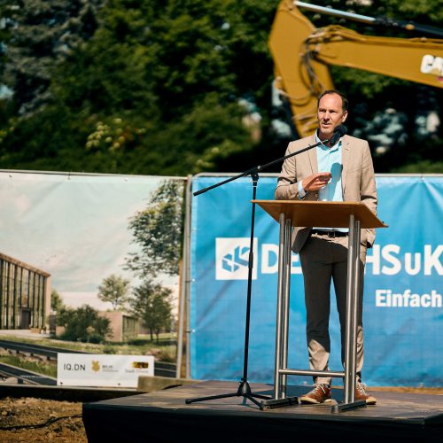 Peter Bekaert beim Spatenstich
