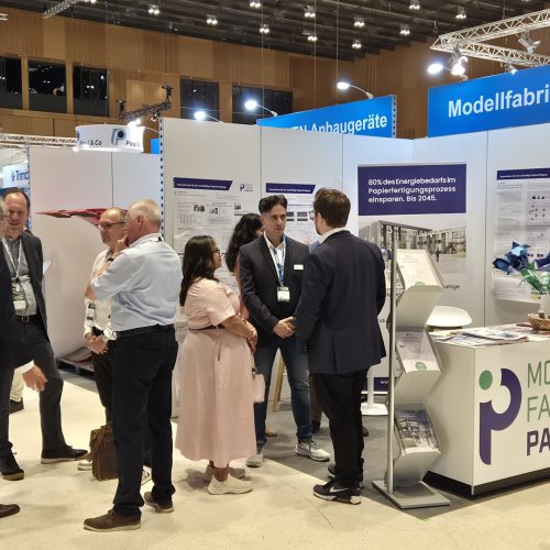 Der Stand der Modellfabrik Papier ist gut besucht.