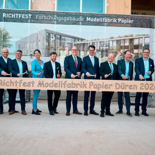 Symbolischer Hammerschlag zum Richtfest