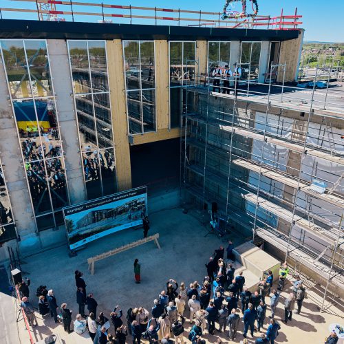 Die Zimmerleute sprechen den feierlichen Richtspruch zum symbolischen letzten Hammerschlag des neuen Forschungsgebäudes.